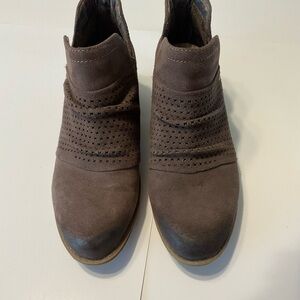 Earth Origins Brown Suede Perforated Ankle Booties SZ 7 NWOT 2” heel